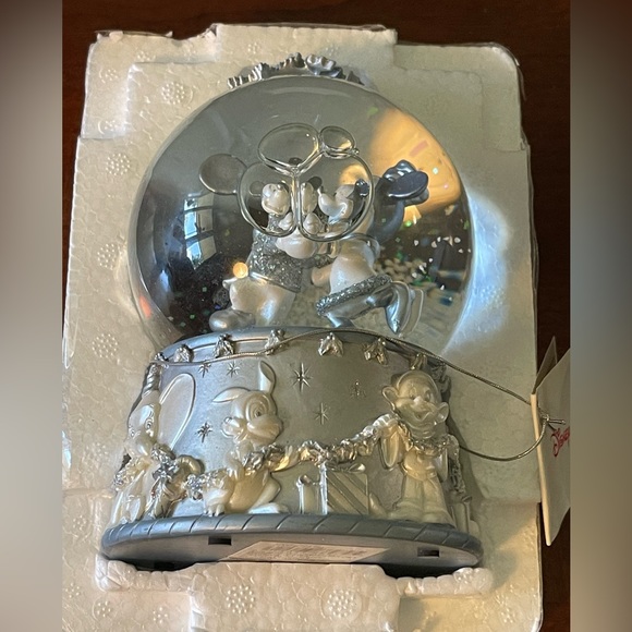 Disney Vintage Mickey & Minnie 2002 Collectible Snowflake Skating Snow Globe - Picture 4 of 16